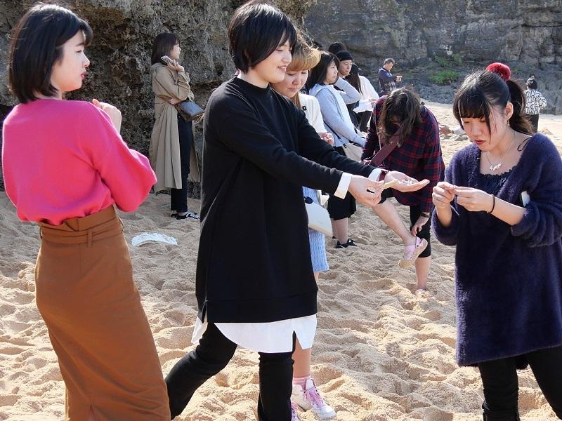 古宇利島のティーヌ浜を散策する学生達