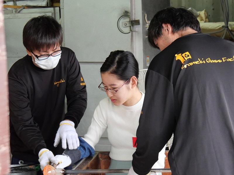 琉球ガラス工房での製作体験の様子
