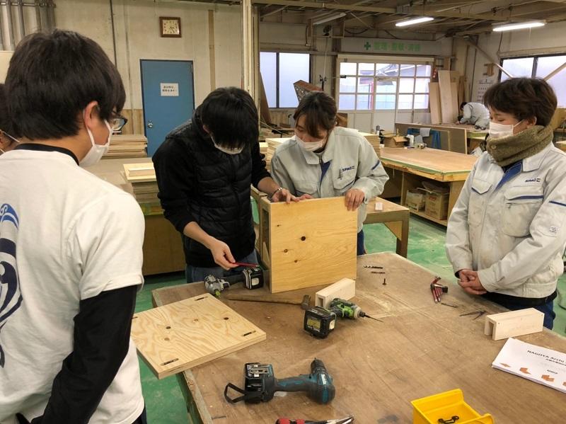 スタッフの指導のもと、金具のとりつけ作業を行う。