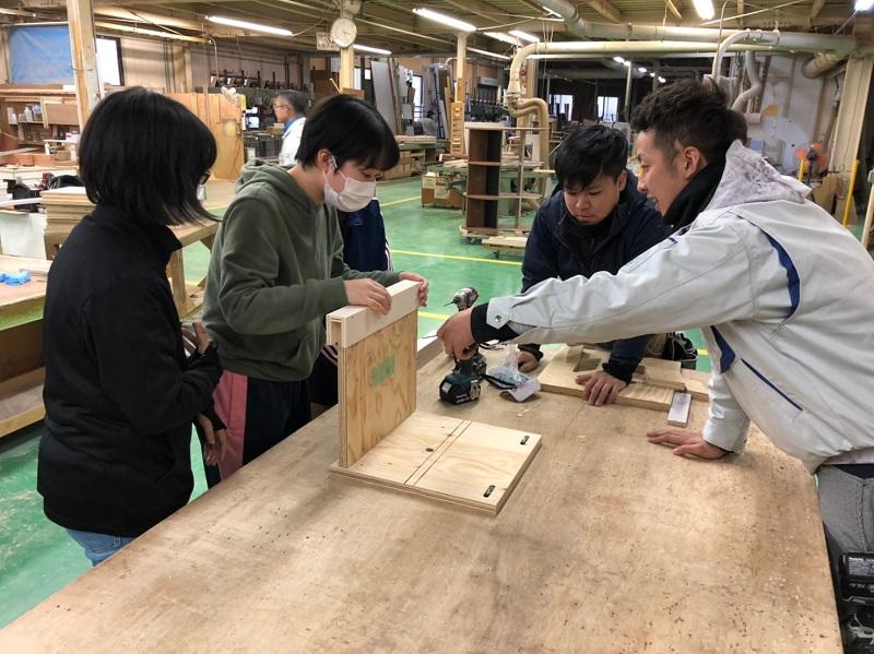 側面に空ける穴をチェックする。
