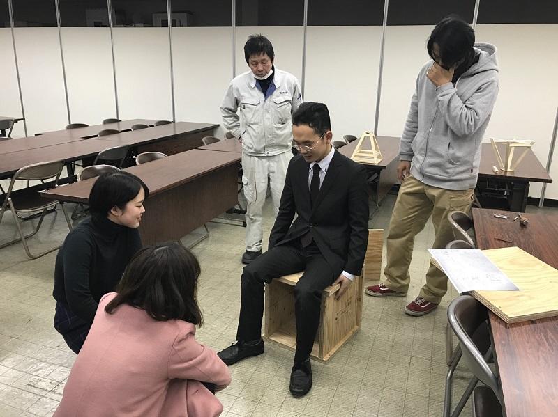 耐久と座り心地をチェックする