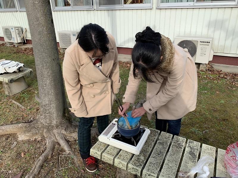 普段の活動を行っている時に出る無駄巣を煮込んで蝋を抽出している場面。この後冷やすことで蝋が表面に浮かんできてそれをすくって取る。