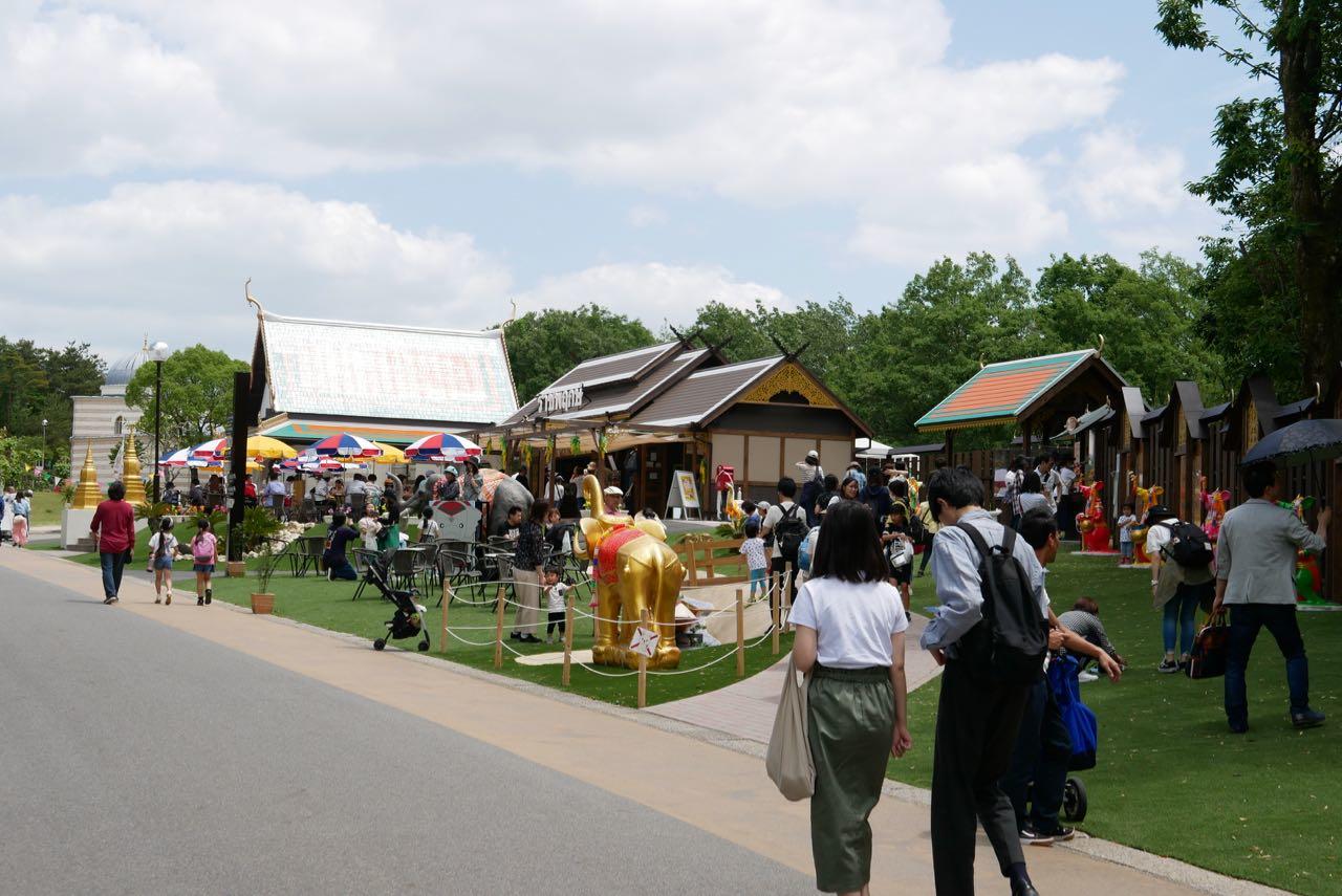 タイエリアを見学する学生たち