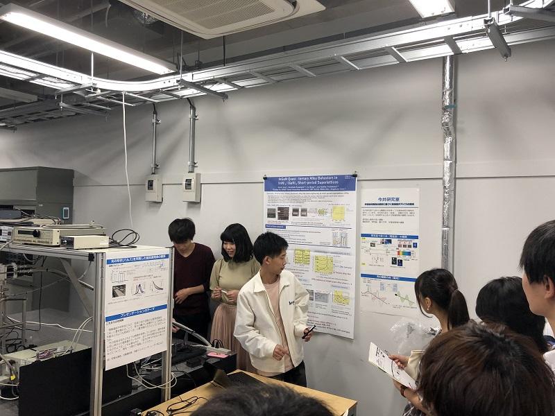 これは光には幅広い種類の波長があり、波長ごとによって応用されている技術が違うことを２年生に説明している写真です。