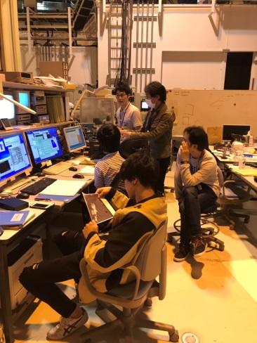 X線を試料のどの部分にどのように照射させるかをみんなで議論している場面。写真に写るモニターは、X線回折装置を制御する各種ソフトが表示されている。コンピューターにパラメーターを入力することであらゆる条件の回折データを得ることができる。