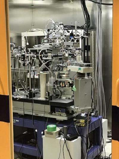 実際にX線回折を行った装置（まだ試料を置いていない状態）。使用したビームライン（BL13XU）では放射光をゾーンプレートと呼ばれる集光素子で数100nmサイズに集光するとともに集光ビームを利用したX線を利用するため、局所構造測定に有効である。