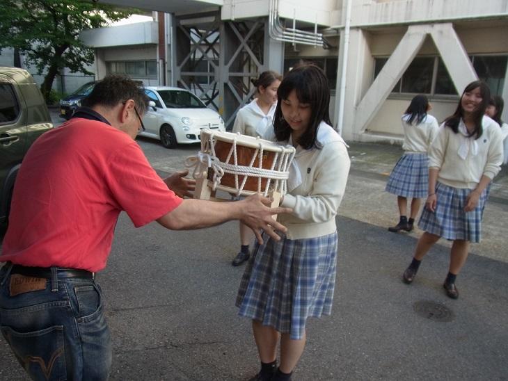 真新しい締太鼓が到着