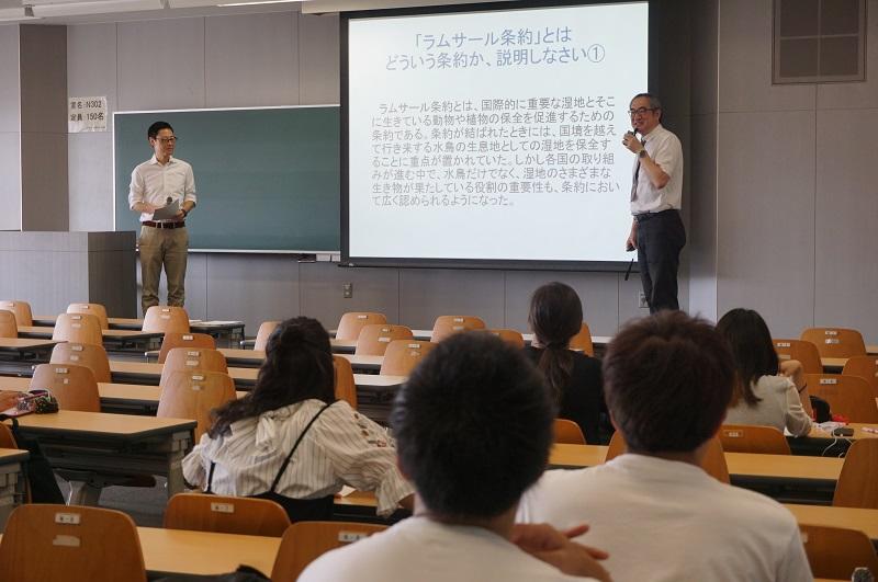 文章の評価について意見を交換する二本栁教授（左）と仁井田准教授（右）