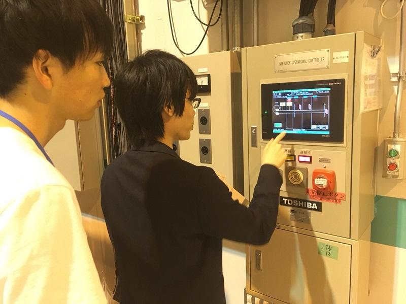 実験室のハッチを操作している様子