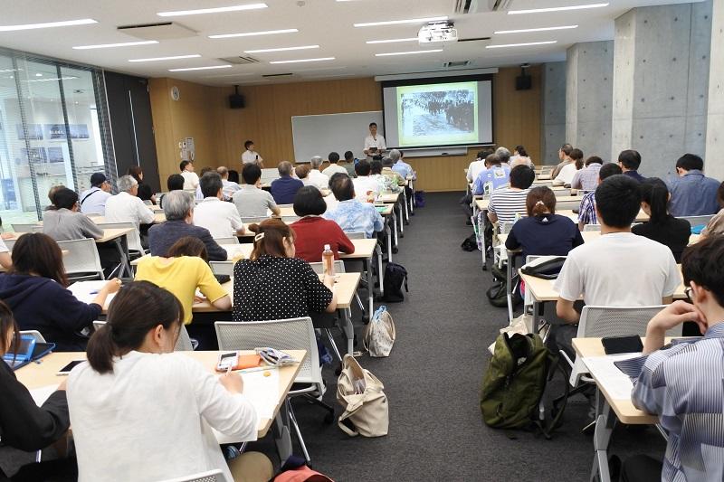 講演中のストレルツォーヴァス准教授