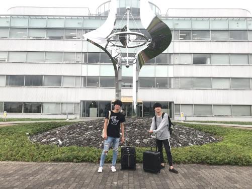 Spring-8の中央管理棟の前で撮影した写真である。中央管理棟は受付やビームライン関係者の研究室や会議室などがあり、帰宅する際は中央管理棟で線量計を返却する。