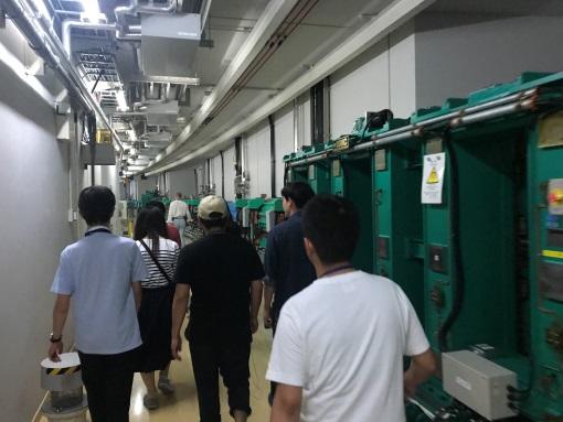 加速器内見学で撮影した写真である。加速器内部には電子を加速させるためのアンジュレータと呼ばれる磁石や電子を曲げ電磁波を発生させる偏向電磁石がある。