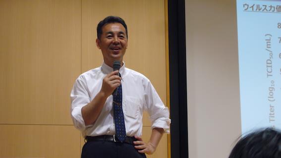 学生の質問に応じられる河井先生