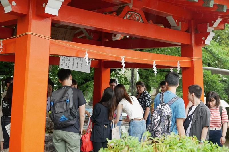 三光稲荷神社の手水場を見学