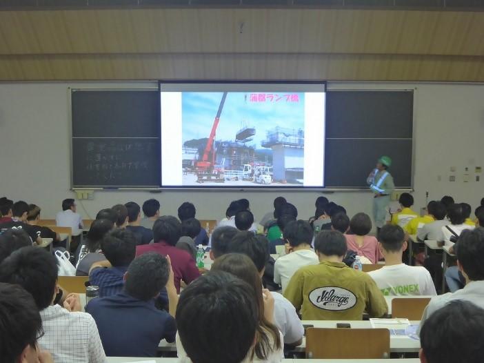 競技後，会場を移して橋梁技術者による講演の様子．