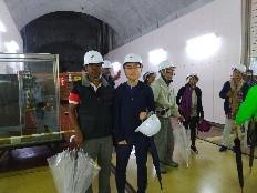 奥只見ダム・発電所の内部見学での国際大学の学生との写真。