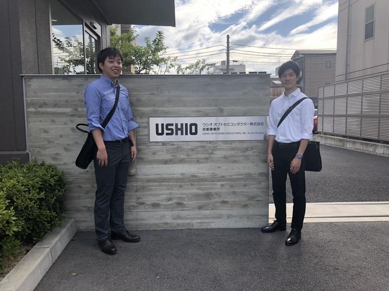 ウシオセミコンダクターの会社の前で記念撮影 今回の派遣では2名の大学院生を派遣しました。