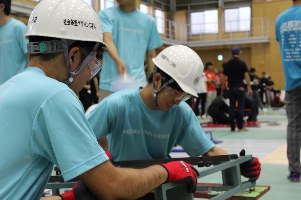 架設競技開始，手順通りに組み立てを進めるＡチームメンバー．