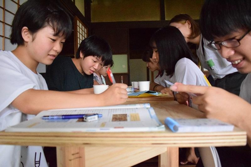 松屋寺子屋の様子：松屋という古民家で加子母の小中学生を対象に私たち学生が勉強を教える寺子屋を開きました。　