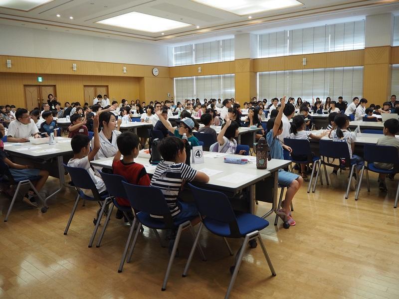 一宮市教育委員会教育長の問いかけに元気よく挙手する小学生の様子