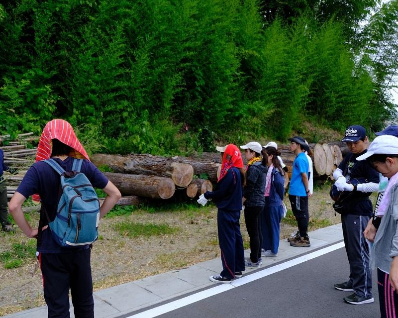 NPO法人桜ライン311の方から、草刈りについて説明を聞く様子