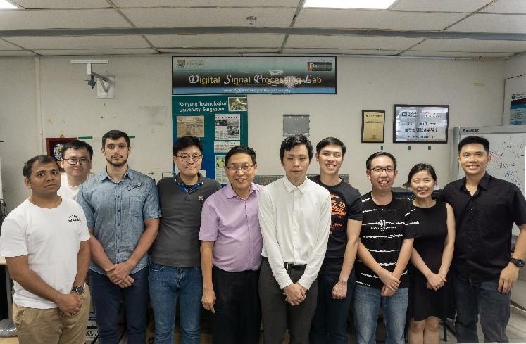 ナンヤン工科大学にて(左から5番目ガン・ウンセン教授,6番目村尾達也助教,他研究員の皆さん)