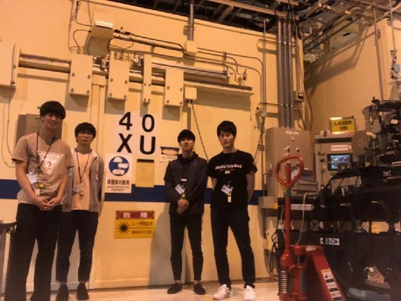 上写真は今回の実験で使用したビームラインであるBL40XUの装置の扉前で撮影した写真である。スイッチによって扉を開けるとビーム装置があり、そこに試料をセットし実験を行った。