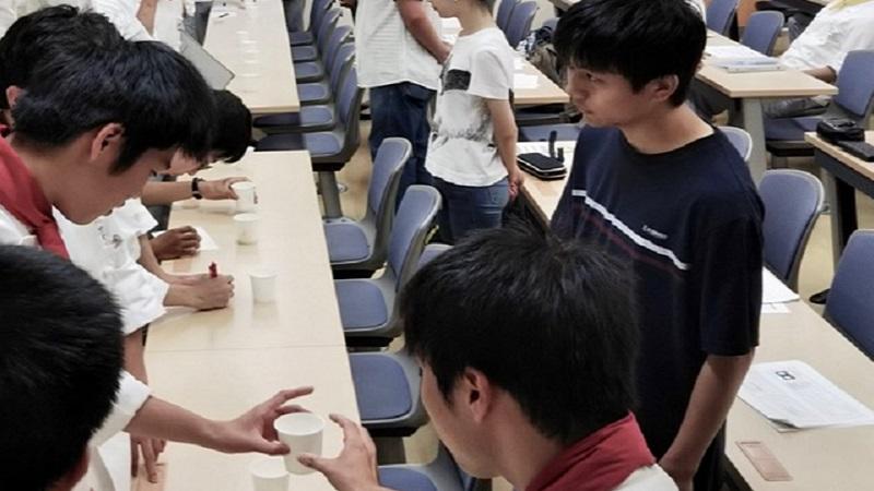 香りを確かめる唎酒の風景。