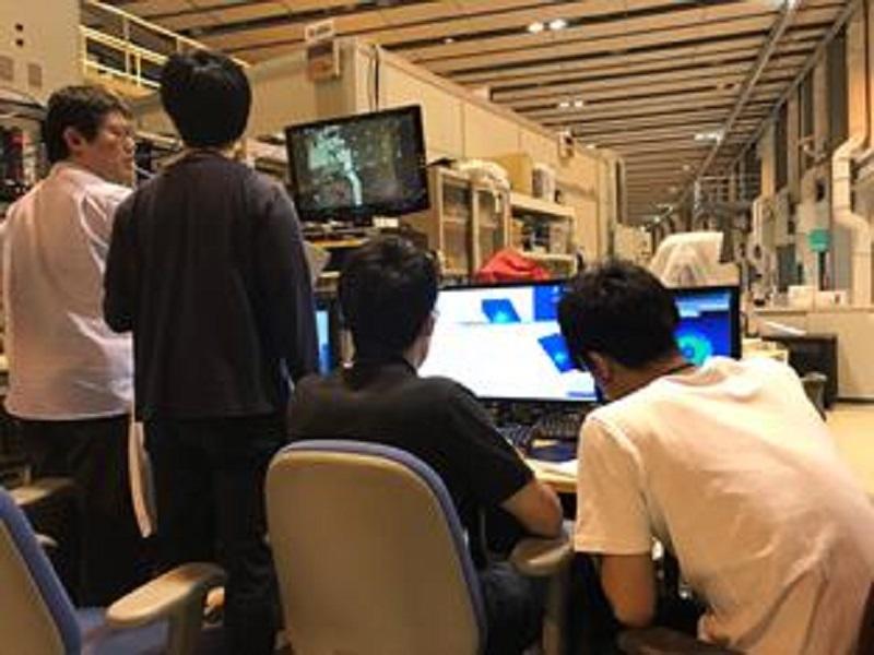 上写真は測定をしている際の学生の様子である。パソコンの画面には測定の結果が表示され、これを解析し逆格子マップを作成する。また、測定装置の様子がモニターに表示され、画面と試料の配置を確認しながら測定を進めることが可能。