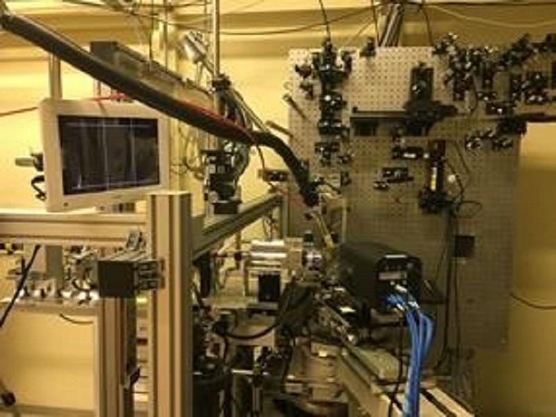 写真は実際に試料をセットし測定を行った送致である。写真左方向からX線が照射されこれによる回折を観察する。写真の中央右下あたりにはカメラが存在し測定の様子をパソコンで実際に確認できるようになっている。