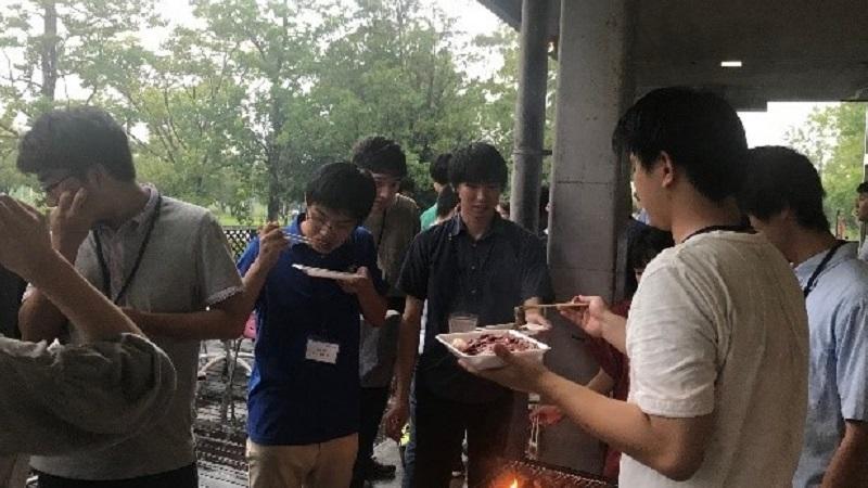 夜はバーベキューをして他大学の学生、国研から来ている研究者との交流を行った。横の連携を構築するために良い機会となったと考えられる。