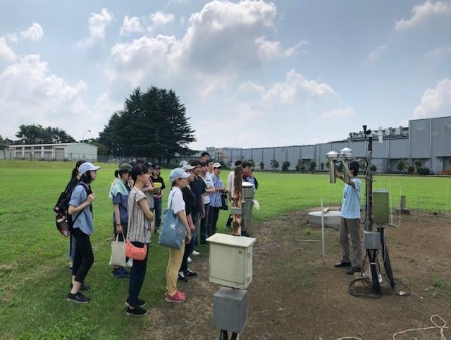 桑形研究員により気象観測所で使用する温度・湿度計など各種計測機器などの解説していただいた。