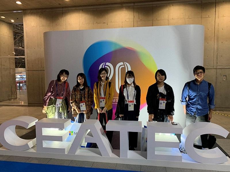 最後に一緒に見学したメンバーで記念写真を撮りました。いろいろな体験ができて楽しかったです。