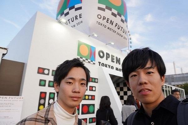 ゲート前にて：東京モーターショーのバルーン前