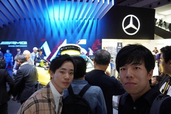 メルセデス・ベンツ　ブース前：あの有名メーカー　メルセデスベンツのコンセプトカーを見ることができた。先進的なデザインとAI技術、自動運転技術など盛りだくさんだった。