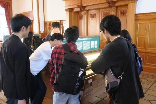 法務省内の法務史料展示室で史料を見学する学生