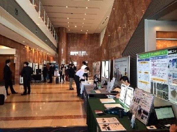 会場ロビーで行われた、企業による展示の様子。ここでは、直接企業の方と研究について話をすることができた。特に、具体的な数値や条件、処理方法について教えて頂き、今後の参考にすることができた。