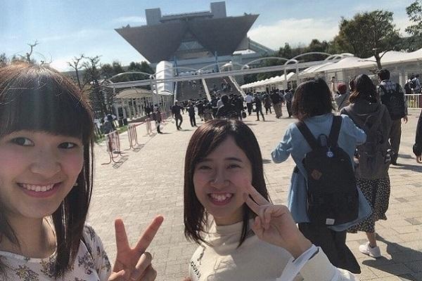 会場となった東京ビッグサイト。休日ということもあってか、非常に人が多くにぎわっていました。また、展示は屋内だけではなく歩道や橋の上などにも及んでいました。