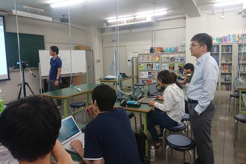 講義を受ける学生と鈴木先生と旭先生