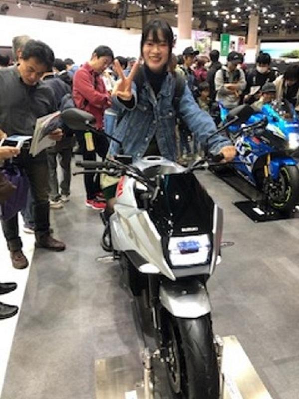 Kawasakiのブースで実際のバイクに乗っている様子。ほとんどのブースでこのように自動車が展示してあり、中に乗り込むこともできました。