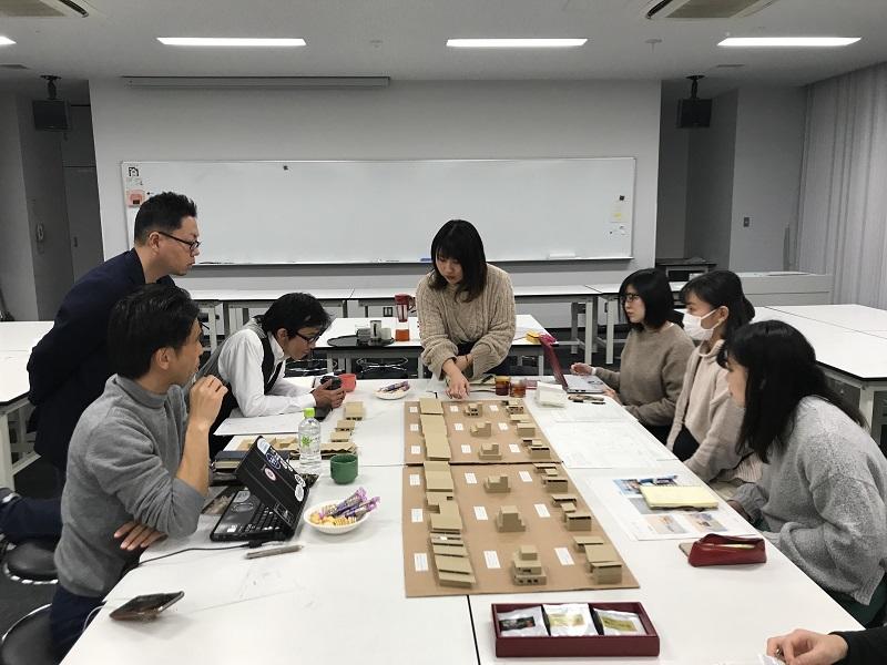 学生による福祉施設増設計画の発表風景