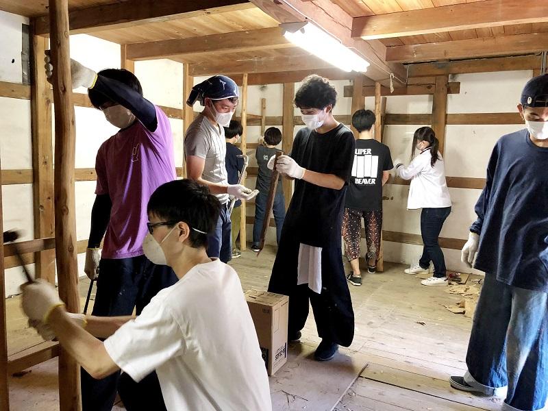 蔵を測りながら図面化記録していく