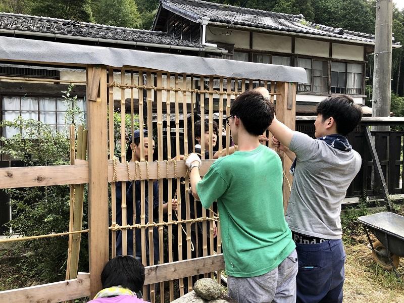 忌門の修復作業として、竹小舞を編んでいく