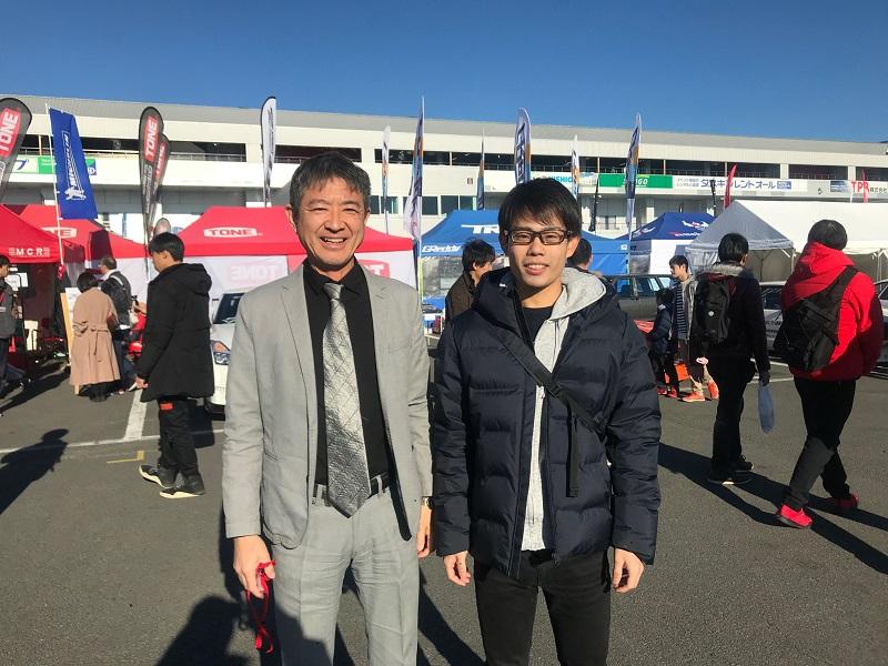 日産自動車のGTRとフェアレディZの開発責任者である、田村宏志さんとの写真。どのような目的で、何に重点を置いて車両の開発や設計を行っているかについて興味深い話を聴くことができた。