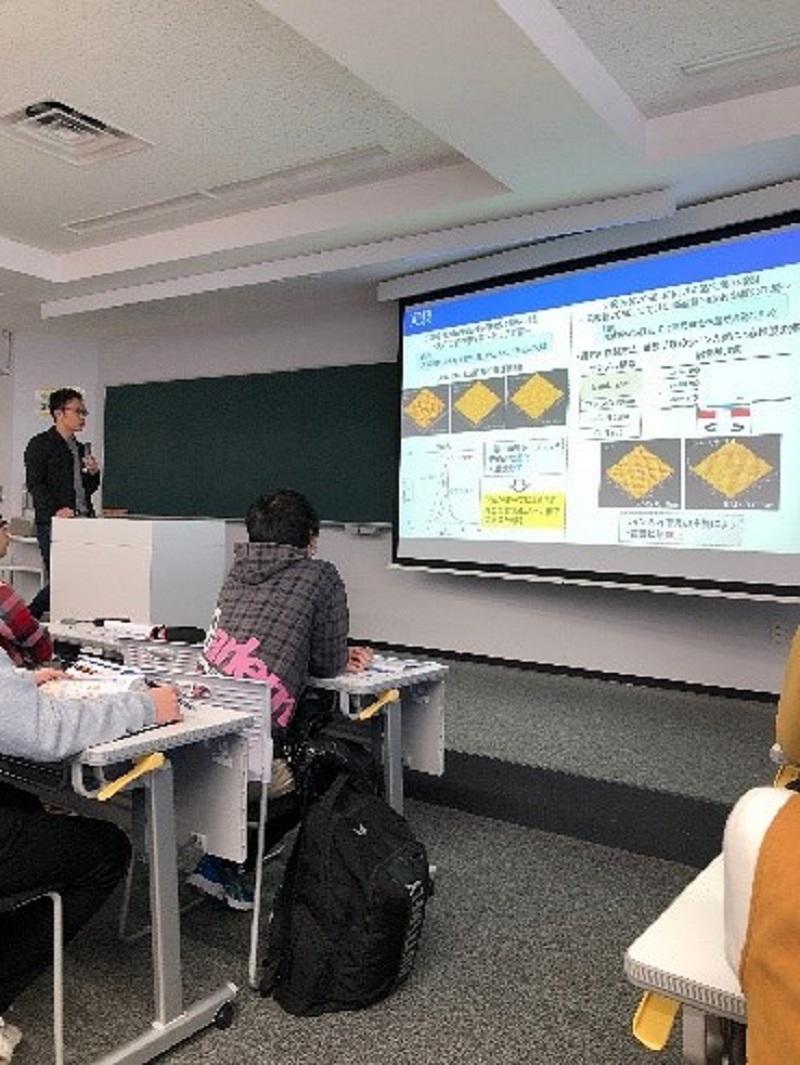 自分のデータを見ながら学部生に紹介している様子