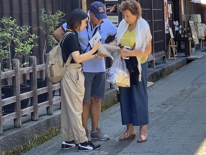 高山市の古い町並み地区で調査を実施している学生2