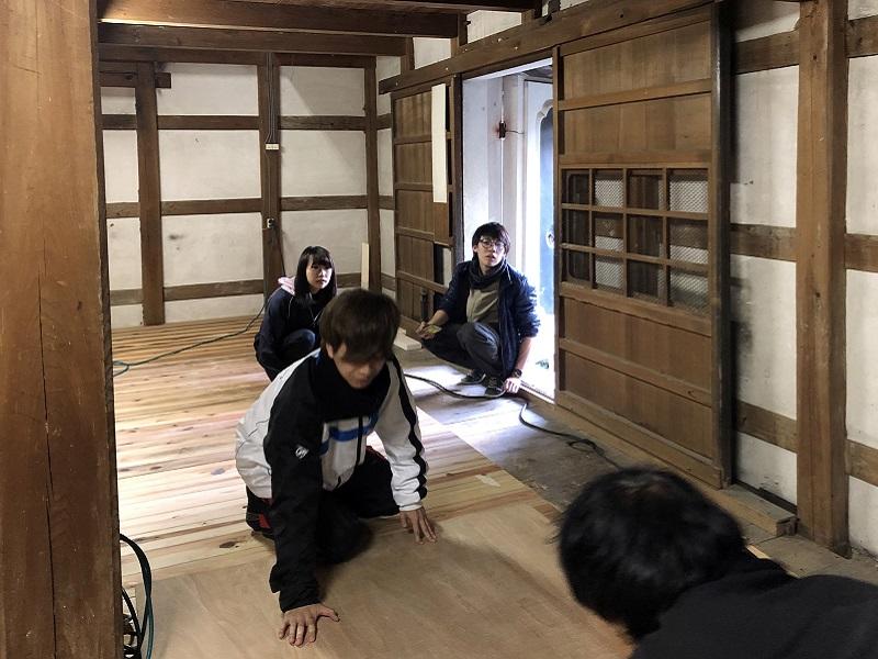 釘で止めていき、床の完成。