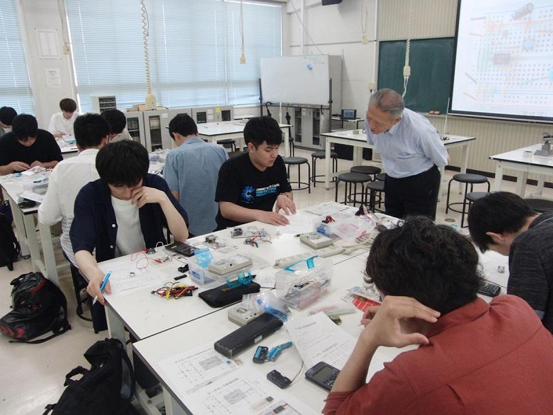 写真2-1：テルミンを製作している様子