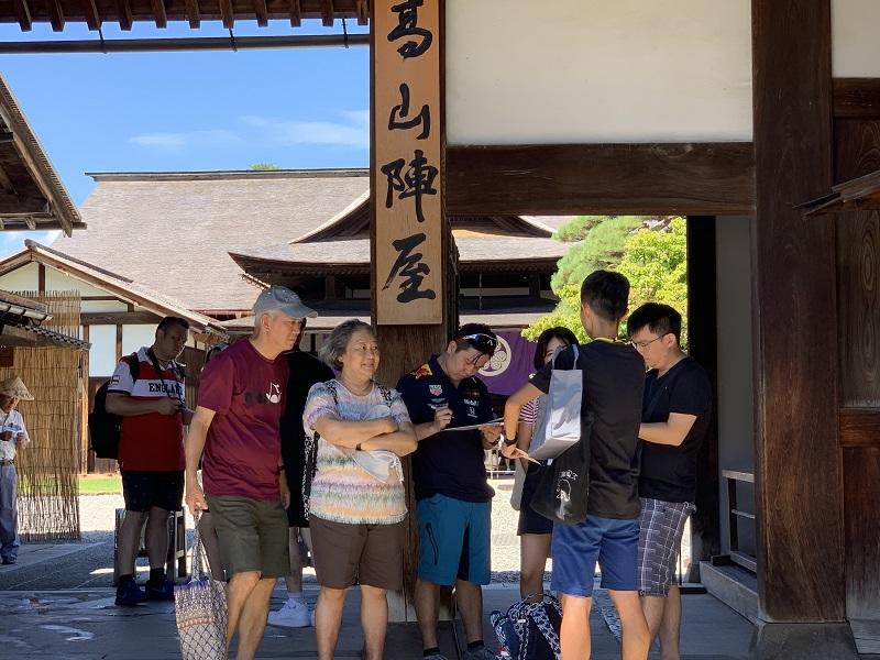 朝市が開催されている高山陣屋での様子