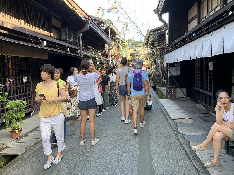 高山市保存地区においてアンケート調査の場所を下見する学生たち